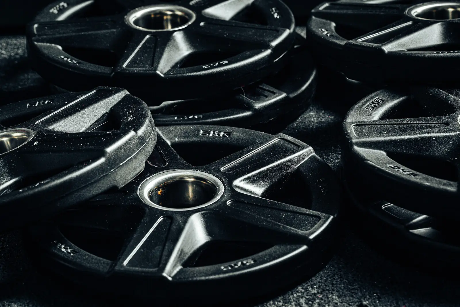 Weight plates and gym equipment for strength training